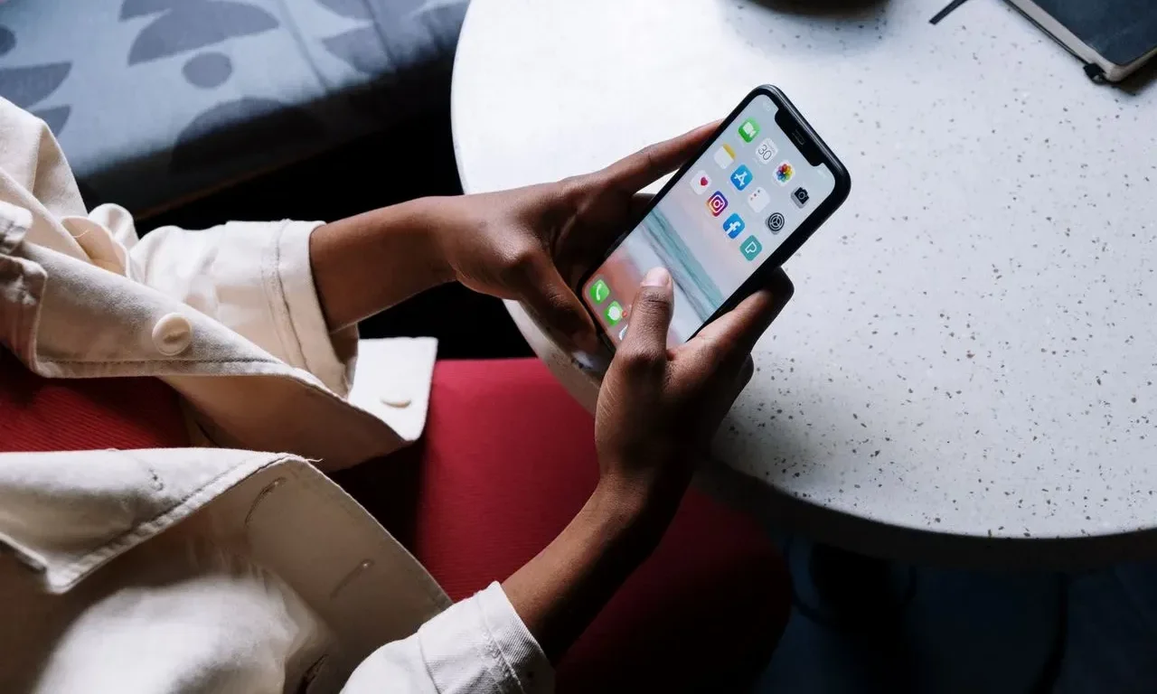 Top Mental Health Apps vs. Licensed Online Therapy: Pros & Cons