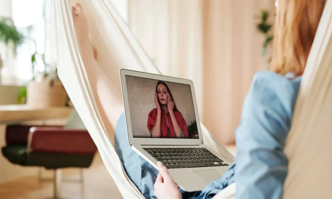 Virtual Therapy for Bipolar Episodes: What to Expect